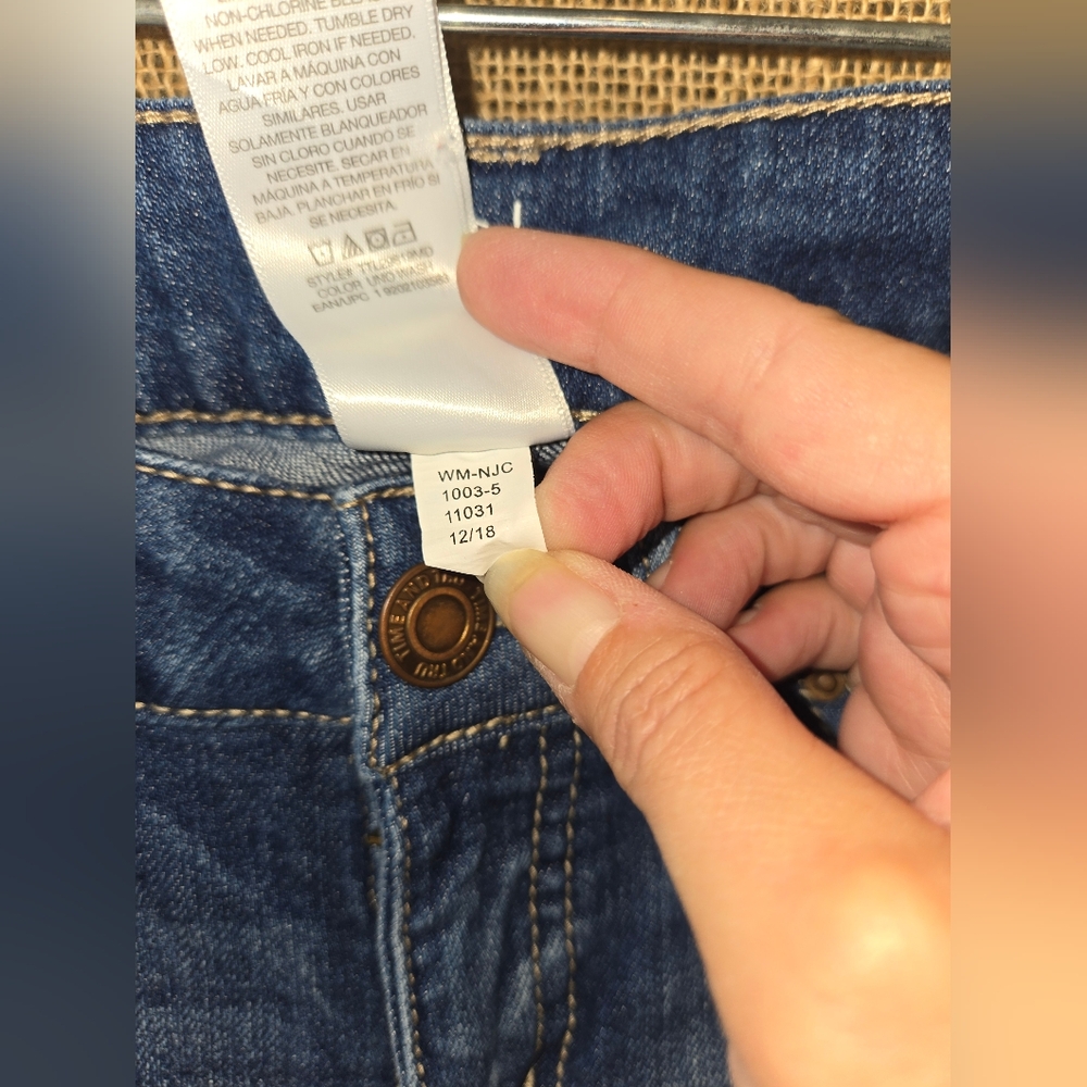 Women's Time And Tru Mid Rise Blue Jean Capris Size 6 - Picture 9 of 10